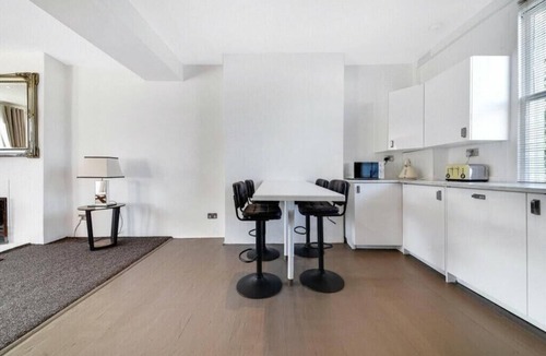 Askew Apartment | Superb Contemporary Apartment