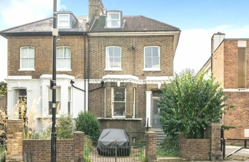 Askew Apartment | Superb Contemporary Apartment