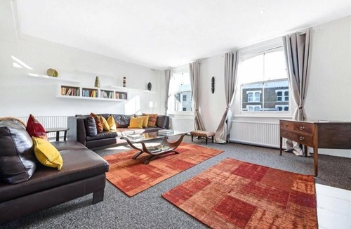 Askew Apartment | Superb Contemporary Apartment