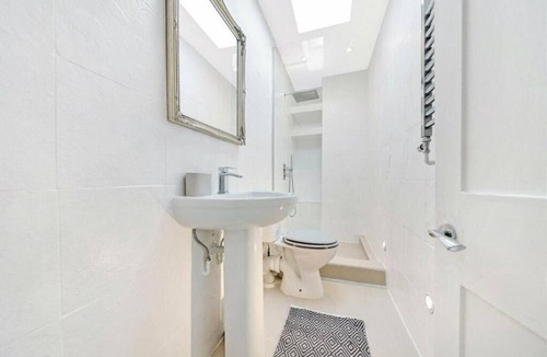 Askew Apartment | Superb Contemporary Apartment