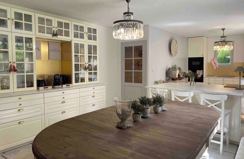 Allemond Villa | SUPERB HOUSE, GREAT LOCATION - SLEEPS 10