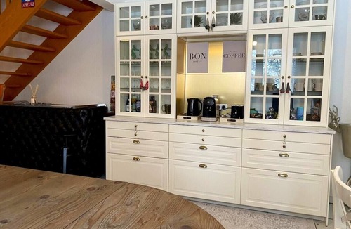 Allemond Villa | SUPERB HOUSE, GREAT LOCATION - SLEEPS 10