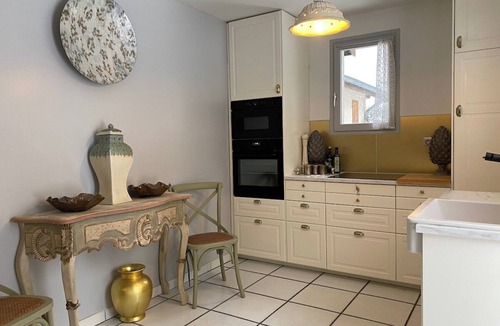 Allemond Villa | SUPERB HOUSE, GREAT LOCATION - SLEEPS 10