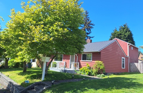 Sunset Hill House | SUPERB LOCATION, Ballard Locks, Seattle, Wa.