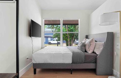 West Campus Apartment | Superb location steps to DT and UT