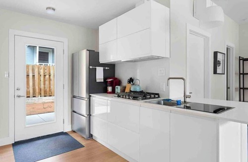 West Campus Apartment | Superb location steps to DT and UT