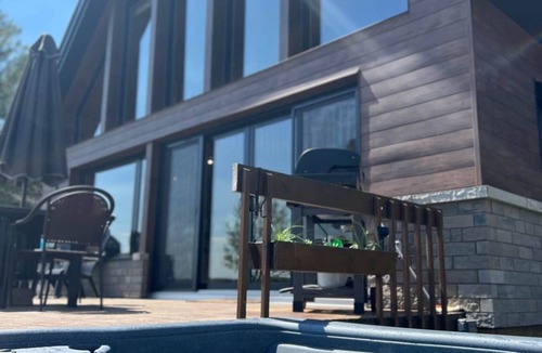 Le Haut-Saint-Francois Regional County Municipality Ski Chalet | Superb log cabin *Spa* *Waterfront*
