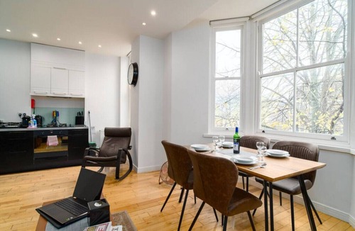 Roath Apartment | Superb Modern 1 Bedroom Apt | Cocoon Dbl Sofa Bed