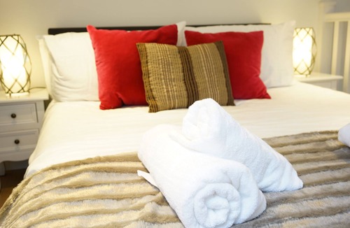 Cowley Apartment | Superb refurbished split-level apartment