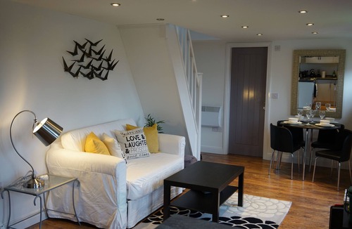 Cowley Apartment | Superb refurbished split-level apartment