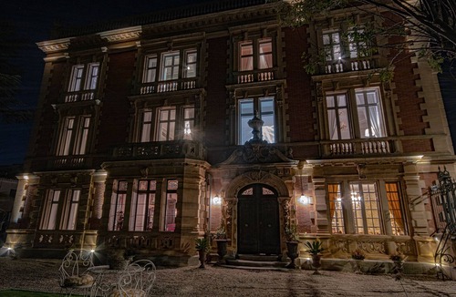 Nevian House | Superb romantic 8-bedroom chateau with AC and WiFi in the south of France