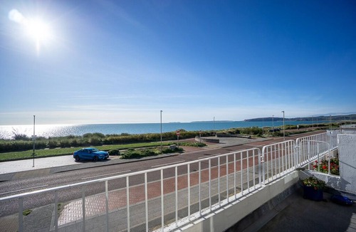 Rhyd-y-clafdy House | Superb Seafront House - Pet-friendly - Best Views.