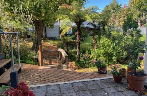 Whanganui House | Superb Studio Retreat with Private Secluded Spa, plus Pool & BBQ access