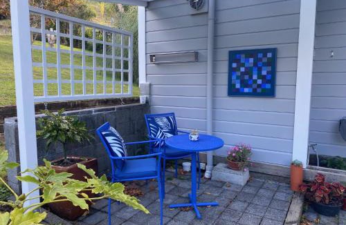 Whanganui House | Superb Studio Retreat with Private Secluded Spa, plus Pool & BBQ access