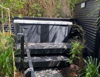 Whanganui House | Superb Studio Retreat with Private Secluded Spa, plus Pool & BBQ access