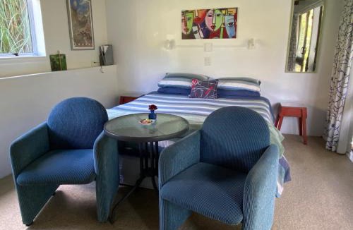 Whanganui House | Superb Studio Retreat with Private Secluded Spa, plus Pool & BBQ access