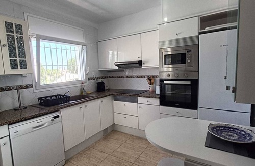 L'Escala House | Superb summer house with swimming pool, parking, wifi and air conditioning
