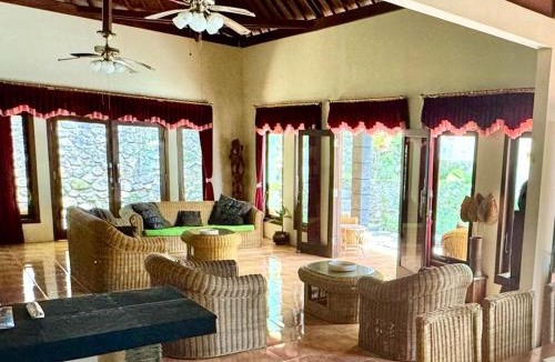 Senggigi Villa | Superb totally private family friendly villa with pool and only 500 metres from beach