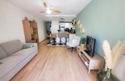 Saint-Mandrier-sur-Mer Apartment | Superbe appartement 2 chambres refait à neuf avec terrasse à Pin Rolland - A deux pas des plages