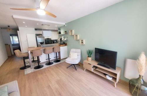 Saint-Mandrier-sur-Mer Apartment | Superbe appartement 2 chambres refait à neuf avec terrasse à Pin Rolland - A deux pas des plages