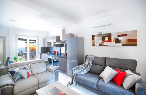 Convention Apartment | Superbe Appartement à 2 pas des Halles . Climatisation, Terrasse, Garage