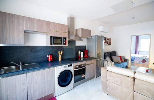 Convention Apartment | Superbe Appartement à 2 pas des Halles . Climatisation, Terrasse, Garage