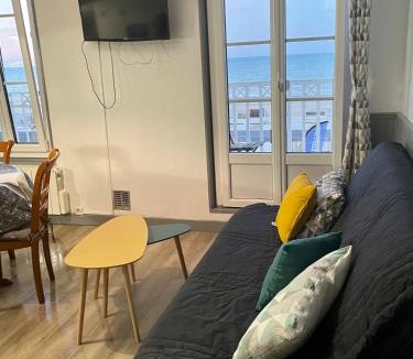 Luc-sur-Mer Apartment | Superbe appartement front de mer