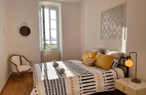 Bourg-sur-Gironde Villa | # Superbe Château piscine chauffée # 14 personnes