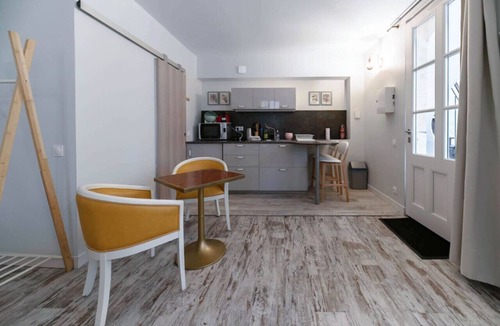 Vieux Vichy Apartment | Superbe studio avec terrasse dans immeuble classé