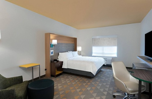 Southwind House | Superbly Appointed Room! Perfect for Work & Play!