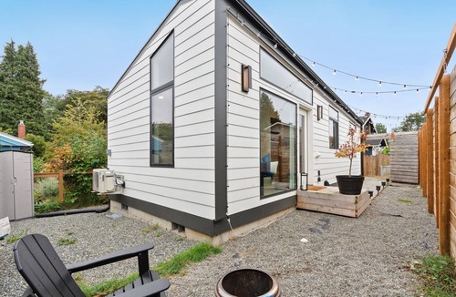 Delridge House | Superbly located Tiny house all Decked Out