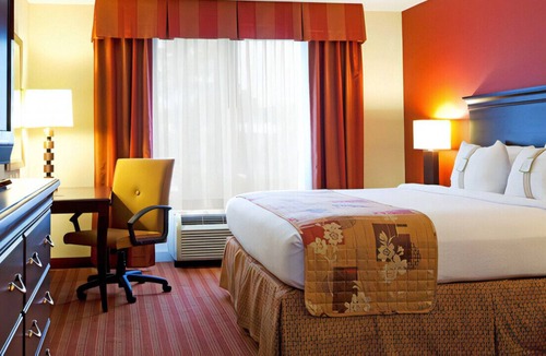 Orange Park House | Superbly Relaxing Room Enjoy On-Site Restaurant