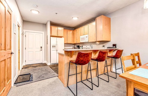 Kimball Junction Condo | Superbly Updated Condo with Mountain Views, Shared Pool, Hot Tub, Walking Paths