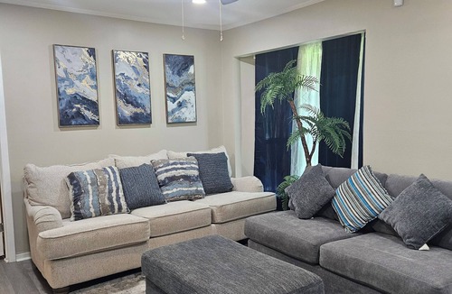 Mesquite House | SUPERHOST Spacious Praise Luxury 4BR/3Bath/Crib/GameTable/Convention Center/BBQ