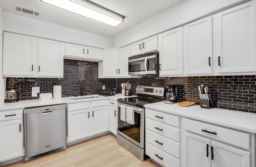 Northwest Dallas House | Superior 4BR/2B Home with Hot Tub & Grill