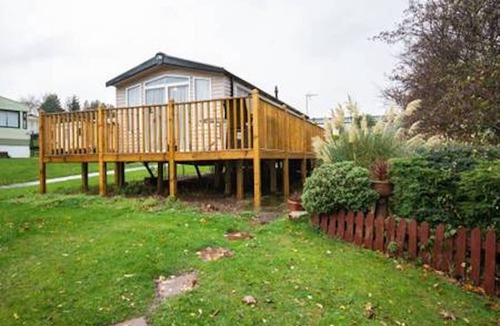 Dunbar House | Superior Caravan situated on peaceful location with outside decking