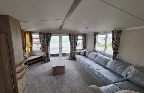 Dunbar House | Superior Caravan situated on peaceful location with outside decking