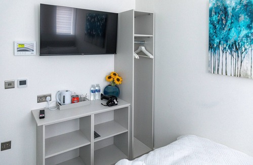 Roundhay Apartment | Superior Compact Studio Close to Amenities