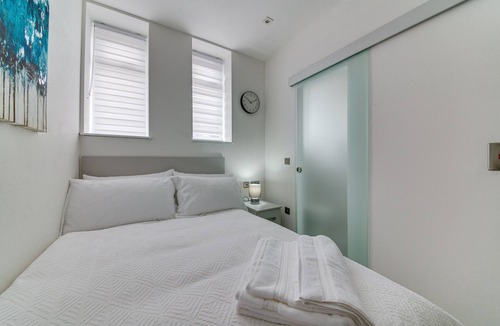 Roundhay Apartment | Superior Compact Studio Close to Amenities