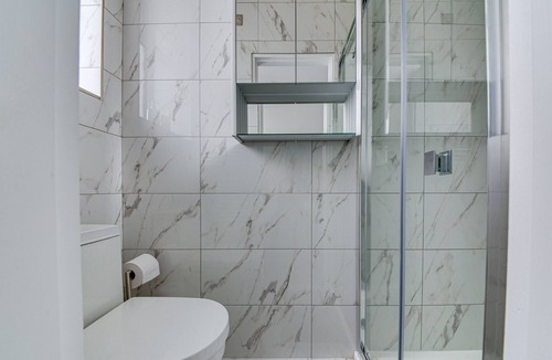 Roundhay Apartment | Superior Compact Studio Close to Amenities