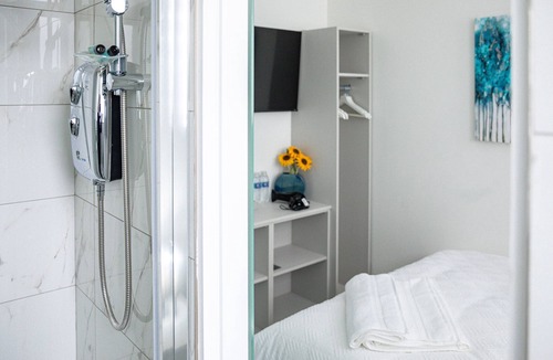 Roundhay Apartment | Superior Compact Studio Close to Amenities