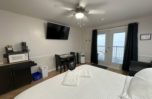 Timiskaming District House | Superior King Suite - Private Entrance - Lakeview