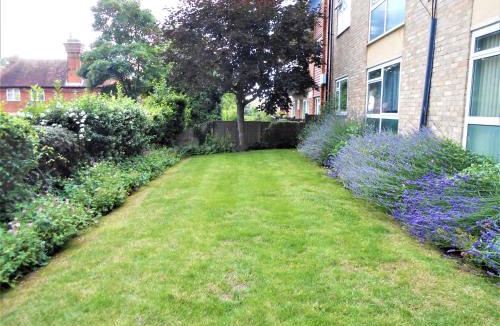 Berrylands Apartment | Surbiton modern 2 bedroom flat with parking