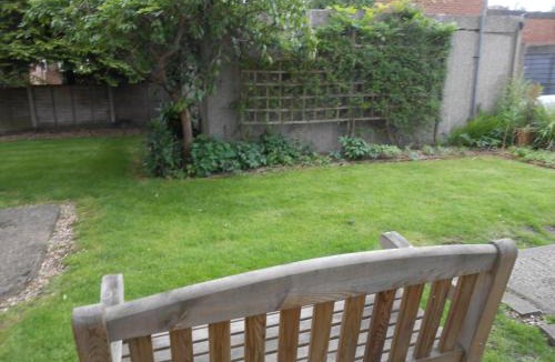 Berrylands Apartment | Surbiton modern 2 bedroom flat with parking