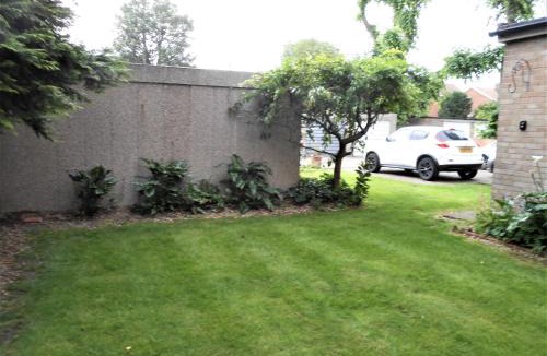 Berrylands Apartment | Surbiton modern 2 bedroom flat with parking