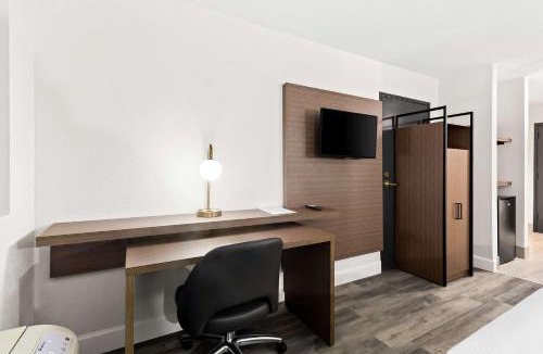 Groves Hotel | SureStay Hotel by Best Western Groves