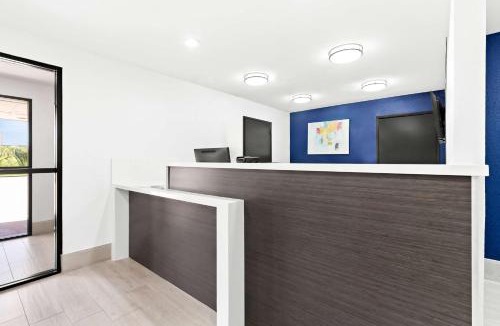Groves Hotel | SureStay Hotel by Best Western Groves