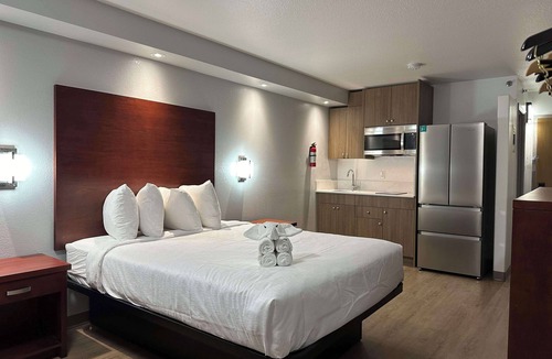 Brooks Hotel | SureStay Plus by Best Western Brooks