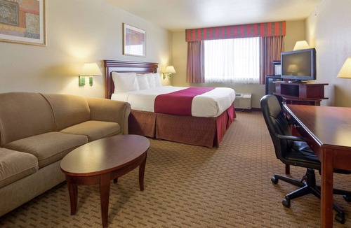 Quanah Hotel | SureStay Plus Hotel by Best Western Quanah