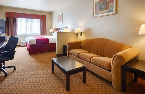 Quanah Hotel | SureStay Plus Hotel by Best Western Quanah